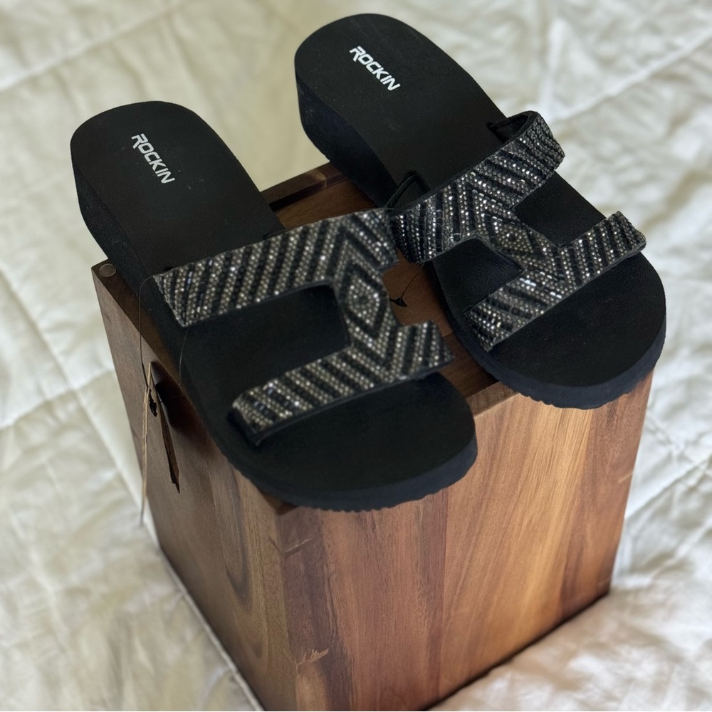 NWT Women's Rockin Black Flip Flops with Embroidered Strap Size 10